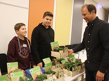 Die Schülerfirma "Real Apple" von der Carl-von-Linde-Realschule verkaufte Samenbomben und Hummelpflanzen