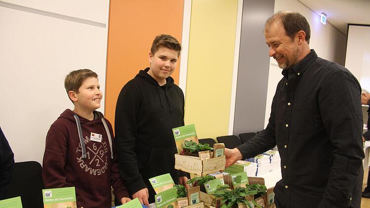 Die Schülerfirma "Real Apple" von der Carl-von-Linde-Realschule verkaufte Samenbomben und Hummelpflanzen