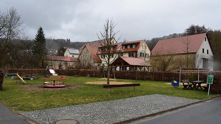 Der Spielplatz in Weißenohe soll mit Hilfe von Fördermitteln zu einem Mehrgenerationenplatz umgegestaltet werden. Foto: Petra Malbrich