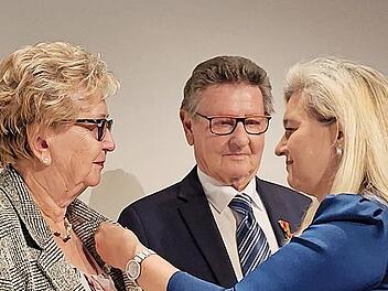 Staatsministerin Melanie Huml überreichte Herta und Gerhard Burkert-Mazur das Verdienstkreuz am Bande des Verdienstordens der Bundesrepublik Deutschland.