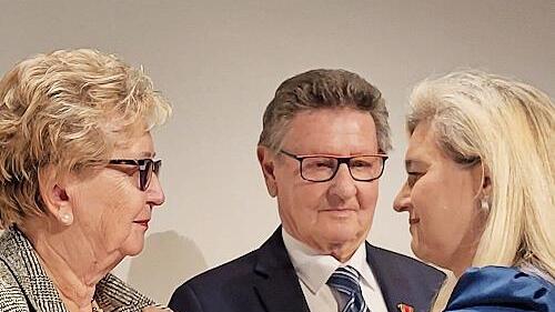 Staatsministerin Melanie Huml überreichte Herta und Gerhard Burkert-Mazur das Verdienstkreuz am Bande des Verdienstordens der Bundesrepublik Deutschland.