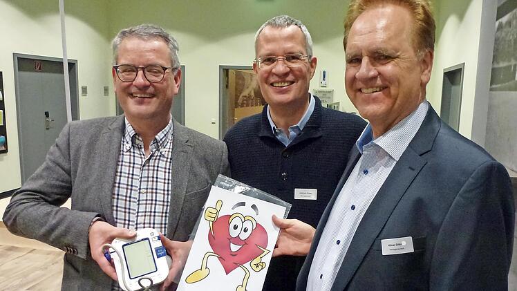 Auch im Zeitalter modernster Medizin ist das Blutdruckmessen noch wichtig, um das Herz im Blick zu haben. Von links: PD Dr. Karsten Pohle, Professor Joachim Ficker und Organisator Hilmar Dittrich