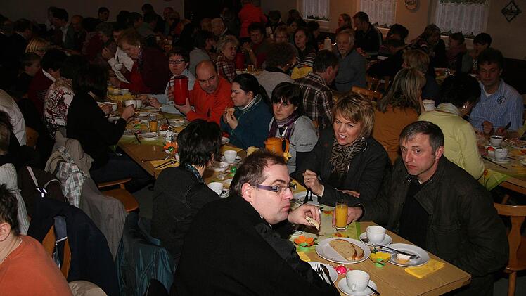 Das Sportheim war voll besetzt: Zum Frühstück trafen sich evangelische und katholische Christen, um gemeinsam Ostern zu feiern.