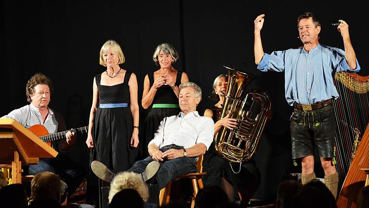 Die ehemaligen "Wellküren" Burgi, Bärbel und Moni und die Well-Reste der Biermösl-Blosn Karli, Michael und Stofferl haben sich zusammengetan und gaben als "Geschwister Well" den Auftakt beim Kulturherbst Ellertal 2013. Fotos: Peter Schmidt