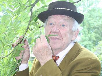 Ein Blättchen wird zum Bärtchen: Oleg Popov beweist auch im Alltag spontanen Humor. Foto: Andreas Oswald
