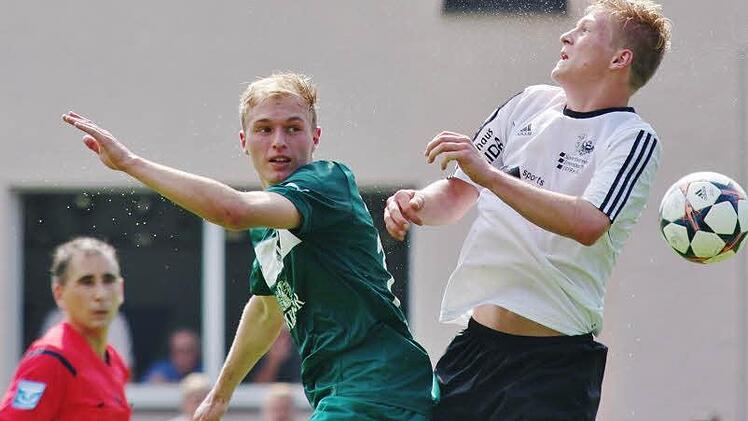 Kopfballduell zwischen Lorenz Hofmann (Neudrossenfeld/links) und Lukas Retsch. Foto: Jörg Albert