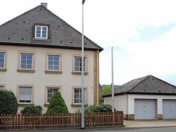 Das Pfarrhaus in Kersbach steht leer. Im nächsten Jahr soll hier ein kleineres Pfarrheim entstehen. Bis dahin könnte es für Flüchtlinge eine Bleibe sein. Foto: Jana Röckelein