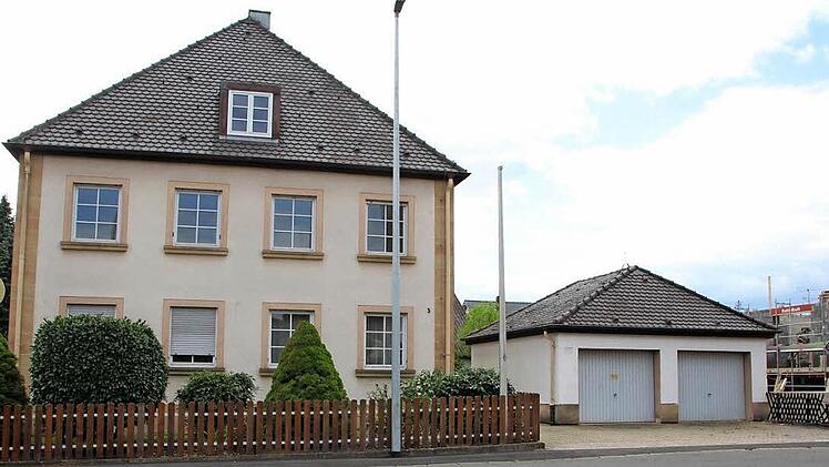 Das Pfarrhaus in Kersbach steht leer. Im nächsten Jahr soll hier ein kleineres Pfarrheim entstehen. Bis dahin könnte es für Flüchtlinge eine Bleibe sein. Foto: Jana Röckelein