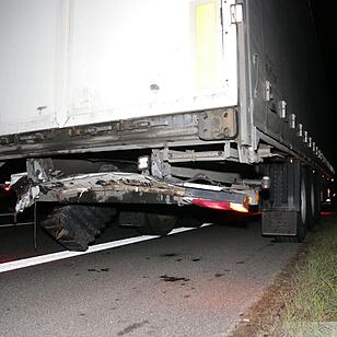 Pkw prallt gegen Lkw: Unfall auf A70
