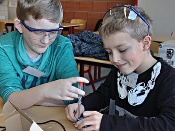 Teamarbeit von Max Helbing und Tobias Metz (von rechts). Sie löten an einer Kojak-Sirene.Helmut Will
