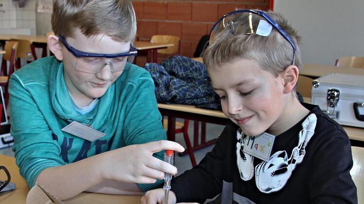 Teamarbeit von Max Helbing und Tobias Metz (von rechts). Sie löten an einer Kojak-Sirene.Helmut Will