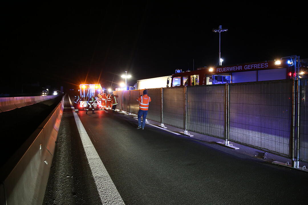 Tödlicher Unfall auf A9: Auto kracht in Lkw