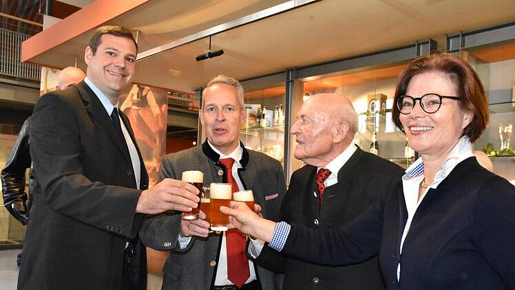 Mathias Hutzler, Markus Stodden, Em. Prof. Dr. Ludwig Narziß und Dr. Helga Metzel stoßen auf 25 Jahre Brauereimuseum an. Foto Uschi Prawitz