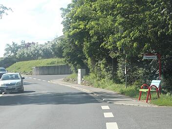 In Waizendorf steht eine der Stegauracher Mitfahrbänke, weil der Gemeindeteil im  Gegensatz zu etwa Mühlendorf nicht mit dem Stadtbus an den Kernort angebunden ist.Hans Kurz
