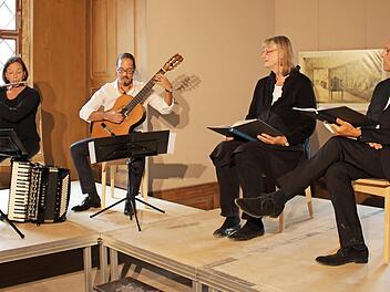 Bei der neuen Veranstaltung "Gartenlust - Lustgarten" ergänzt sich eine musikalische Lesung mit einer Ausstellung herausragender Grafiker. Im Bild (von links) Tanja Schaller, Martin Köhlerschmidt, Birgit Hächl und Wolfgang Krebs Fotos: Katharina Müller-Sanke