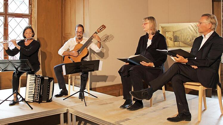 Bei der neuen Veranstaltung "Gartenlust - Lustgarten" ergänzt sich eine musikalische Lesung mit einer Ausstellung herausragender Grafiker. Im Bild (von links) Tanja Schaller, Martin Köhlerschmidt, Birgit Hächl und Wolfgang Krebs Fotos: Katharina Müller-Sanke