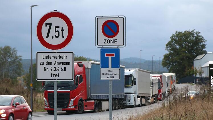 Die Schilder machen unmissverständlich deutlich, dass schwere Lastwagen die Straße nicht befahren dürfen. Viele Lkw-Fahrer lassen das Verbot außer Acht. Fotos: Alexander Hartmann