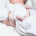 Im hessischen Rüsselsheim haben Spaziergänger ein neugeborenes Baby gefunden. Der Säugling war nur in ein Handtuch gewickelt. Symbolfoto: Pexels/Pixabay
