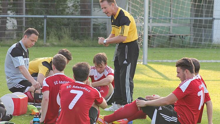 Trainer Wilhelm Satzinger hatte die Spieler des SC Adelsdorf auch für das Spiel gegen Weißenburg bestens eingestellt.