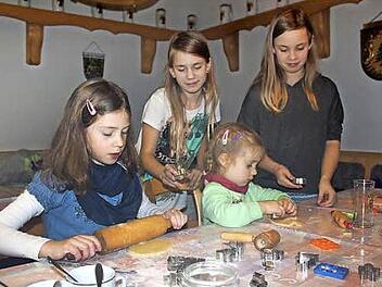 Für Magdalena Franz, Antonia Franz, Sarah Greim und Michelle Wittmann (im Bild, von links), war die Backstube - mit Ausnahme des Nikolaus - das größte Highlight während des Weihnachtsmarkts in Ludwigsstadt.  Foto: Veronika Schadeck