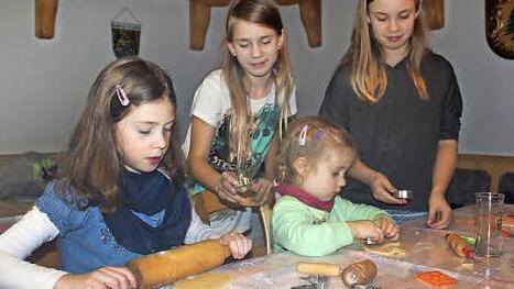 Für Magdalena Franz, Antonia Franz, Sarah Greim und Michelle Wittmann (im Bild, von links), war die Backstube - mit Ausnahme des Nikolaus - das größte Highlight während des Weihnachtsmarkts in Ludwigsstadt.  Foto: Veronika Schadeck