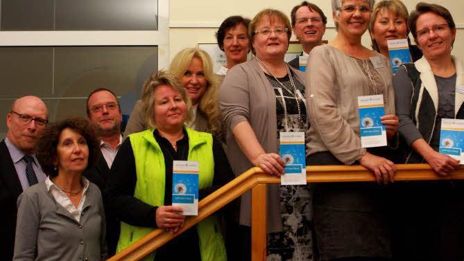 Sie betreuen Sterbende und Schwerstkranke zu Hause: das Team der "Spezialisierten Ambulanten Palliativ-Versorgung" mit Chefarzt Professor Johannes Kraft (Vierter von rechts) und Regiomed-Hauptgeschäftsführer Joachim Bovelet (Dritter von links). Foto: Katja Nauer