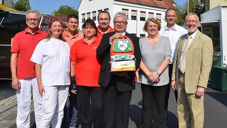 Übergabe des Defibrillators. Foto: Kathrin Kupka-Hahn