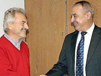 Bürgermeister Robert Hümmer (rechts) bedankte sich bei Norbert Welscher für die im Gemeinderat geleistete Arbeit. Der 65-Jährige gibt nach 20 Jahren sein Amt aus privaten Gründen auf.  Foto: Stephan Stöckel
