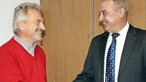 Bürgermeister Robert Hümmer (rechts) bedankte sich bei Norbert Welscher für die im Gemeinderat geleistete Arbeit. Der 65-Jährige gibt nach 20 Jahren sein Amt aus privaten Gründen auf.  Foto: Stephan Stöckel