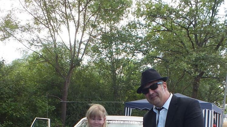 Die vierjährige Jasmin fand das Blues-Brothers-Auto von Jürgen Friedl cool.  Foto: Manfred Welker