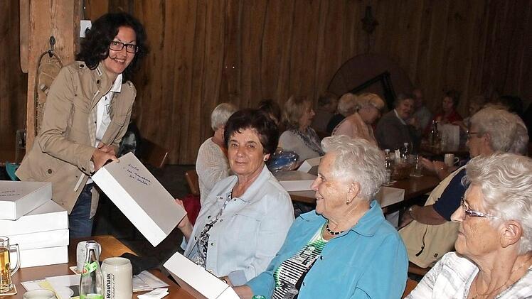Der Ortsverband hatte Balancekissen spendiert. Heike Schulz verteilt sie an die Frauen. Foto: Evi Seeger