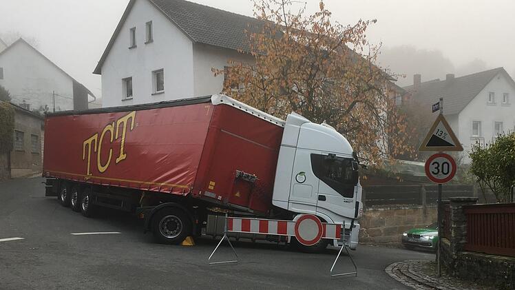 An der Abfahrt zum Dorfberg  war die Fahrt für den 40-Tonner zu Ende. Foto: Katrin Geyer