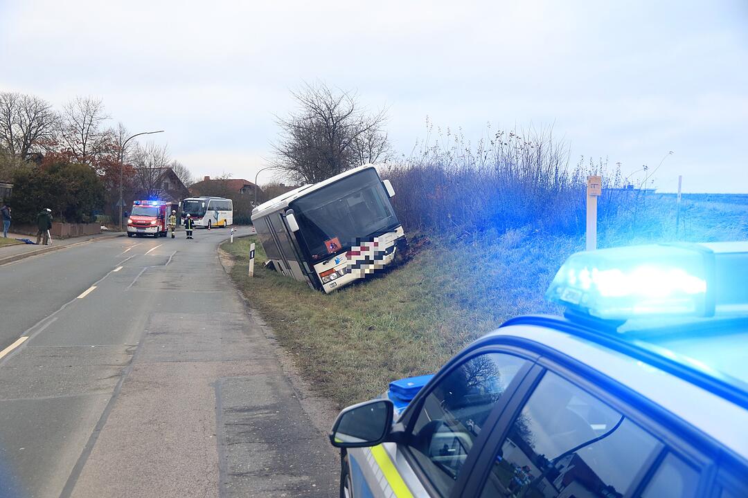 Oberfranken: Schulbus kommt von Straße ab