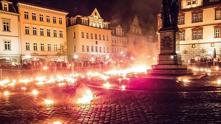 Coburger im Zeichen des 150. CC-Pfingstkongresses: Fackelzug und nächtliche Feierstunde auf dem Marktplatz.Foto: Jochen Berger