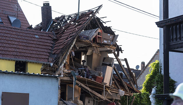 Wohnhaus in Unterfranken stürzt nach Verpuffung ein: Vier Menschen teils schwer verletzt