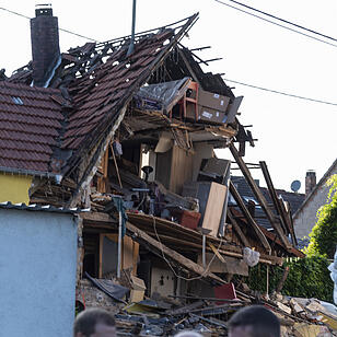 Wohnhaus in Unterfranken stürzt nach Verpuffung ein: Vier Menschen teils schwer verletzt