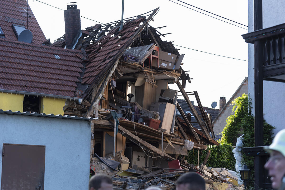 Wohnhaus in Unterfranken stürzt nach Verpuffung ein: Vier Menschen teils schwer verletzt