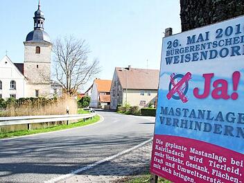 An den Ortseingängen nach Kairlindach hängen die Plakate und zeigen, dass die vermeintliche Idylle trügerisch sein kann.  Foto: Michael Busch
