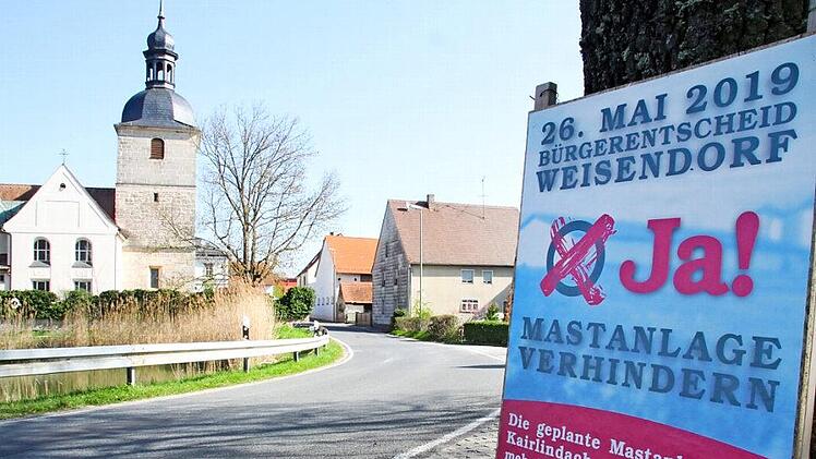 An den Ortseingängen nach Kairlindach hängen die Plakate und zeigen, dass die vermeintliche Idylle trügerisch sein kann.  Foto: Michael Busch