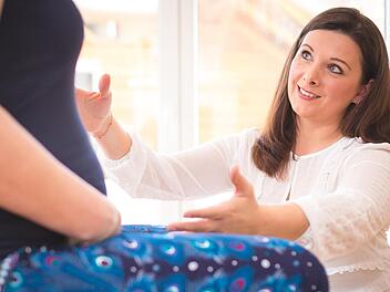 Vor der Geburt trifft sich Doula Ingrid Neitzke zweimal mit der Schwangeren. Bei den Treffen werden unter anderem die Übungen aus dem Geburtsvorbereitungskurs vertieft.