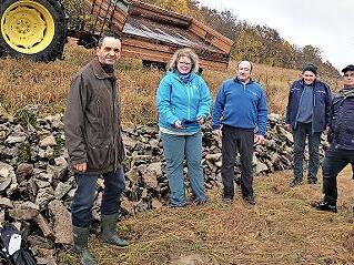 Vor dem neuen Steinwall, von links: Zweiter Bürgermeister Heinz Mösch, Kristina Schröter, Klaus Schwing, Peter Göhl und der Trebgaster Bürgermeister Herwig Neumann. Das Grundstück liegt an der Gemarkungsgrenze Ködnitz/Trebgast