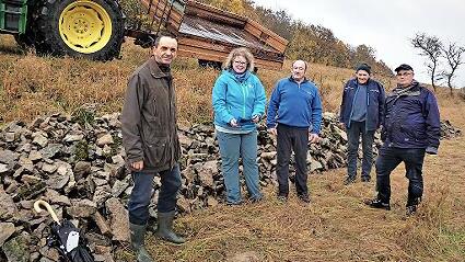 Vor dem neuen Steinwall, von links: Zweiter Bürgermeister Heinz Mösch, Kristina Schröter, Klaus Schwing, Peter Göhl und der Trebgaster Bürgermeister Herwig Neumann. Das Grundstück liegt an der Gemarkungsgrenze Ködnitz/Trebgast