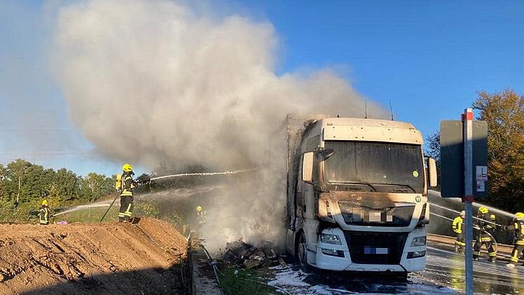 Riesige Rauch-Säule im Kreis Bamberg: Lkw geht in Flammen auf - Feuerwehr mit Großeinsatz