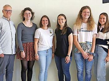 Der Schulleiter der Jakob-Kaiser-Realschule Hammelburg, Christian Buchner (von links), hieß die neuen Lehrerinnen und Lehrer Magdalena Gottfried, Annalena Metz, Maria Gernert, Marc Meier und Lisa Neubauer willkommen.