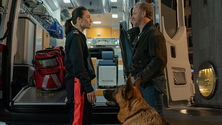 Bisweilen nutzt Max Steiner (Maximilian Br&uuml;ckner)seinen Rex auch schon zum Flirten, etwa mit Julia (Maddalena Hirschal).