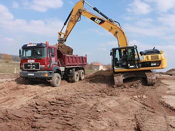 Unter den strengen Augen eines vom Landesamt für Denkmalpflege beauftragten Archäologen (rechts) wird für die neue Trasse der Straße zwischen Greiendorf und der B 470 der Boden vorsichtig abgetragen. Im Hintergrund die Greiendorfer Mühle. Fotos: Andreas Dorsch