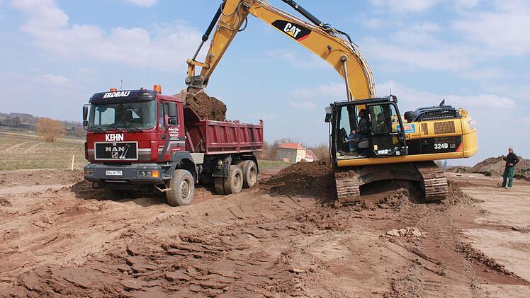 Unter den strengen Augen eines vom Landesamt für Denkmalpflege beauftragten Archäologen (rechts) wird für die neue Trasse der Straße zwischen Greiendorf und der B 470 der Boden vorsichtig abgetragen. Im Hintergrund die Greiendorfer Mühle. Fotos: Andreas Dorsch