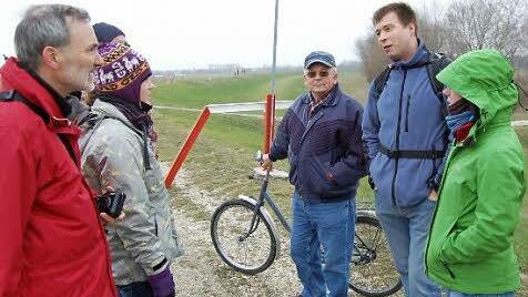 Mit Pfarrer Peter Krajcer (Zweiter von rechts) liefen die Pilger nach Iza - und trafen unterwegs den freundlichen Fahrradfahrer Jan.