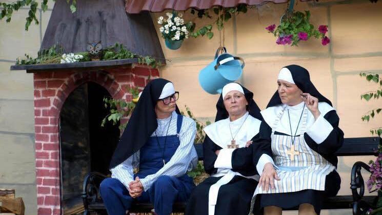 "Wir bleiben hier" - die drei Schwestern Appolonia (Gaby Stöcker), Gottfrieda (Edel Deckelmann) und Pankrazia (Birgit Brehl) wollen sich gegen den Hinauswurf wehren.