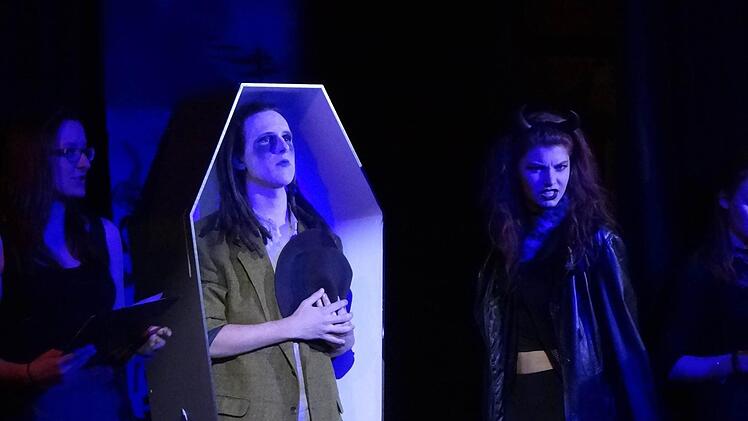 Zu Beginn der Verhandlungen musste sich erst der Sarg öffnen, damit Buschs Seele auf der Anklagebank Platz nehmen konnte.